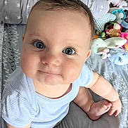 Mya Luna a rejoint le concours — aidez-le/la à gagner de superbes lots ! baby, child, blue_eyes, chubby_cheeks, infant, plush_toys, bed, pillow, clothing, onesie, cute, indoor, person, portrait, smile, sitting, young_child, soft_toys, nursery, playtime