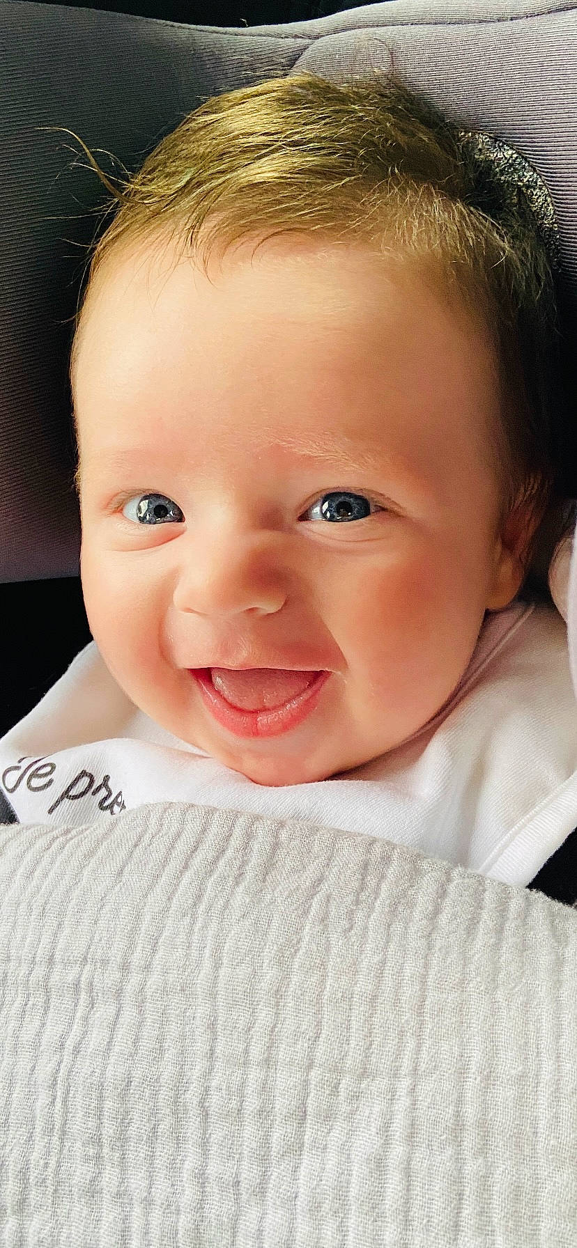 Leo participe au concours pour gagner de l'argent avec cette photo : baby, baby_toddler_clothing, cheek, chin, comfort, ear, eyebrow, eyelash, facial_expression, flash_photography, happy, iris, lip, mouth, neck, nose, person, skin, sleeve, smile