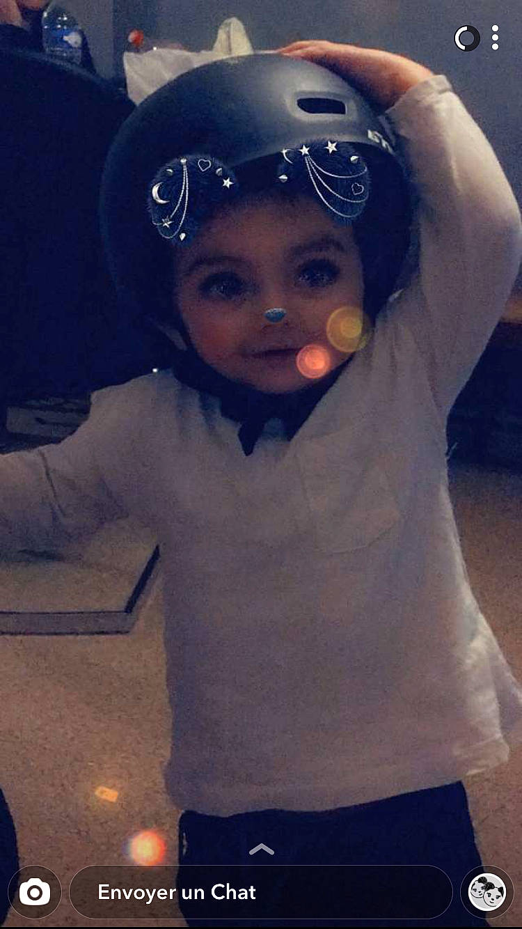 Soukaina participe au concours pour gagner de l'argent avec cette photo : active_shirt, baby_toddler_clothing, cool, headwear, hood, person, sleeve