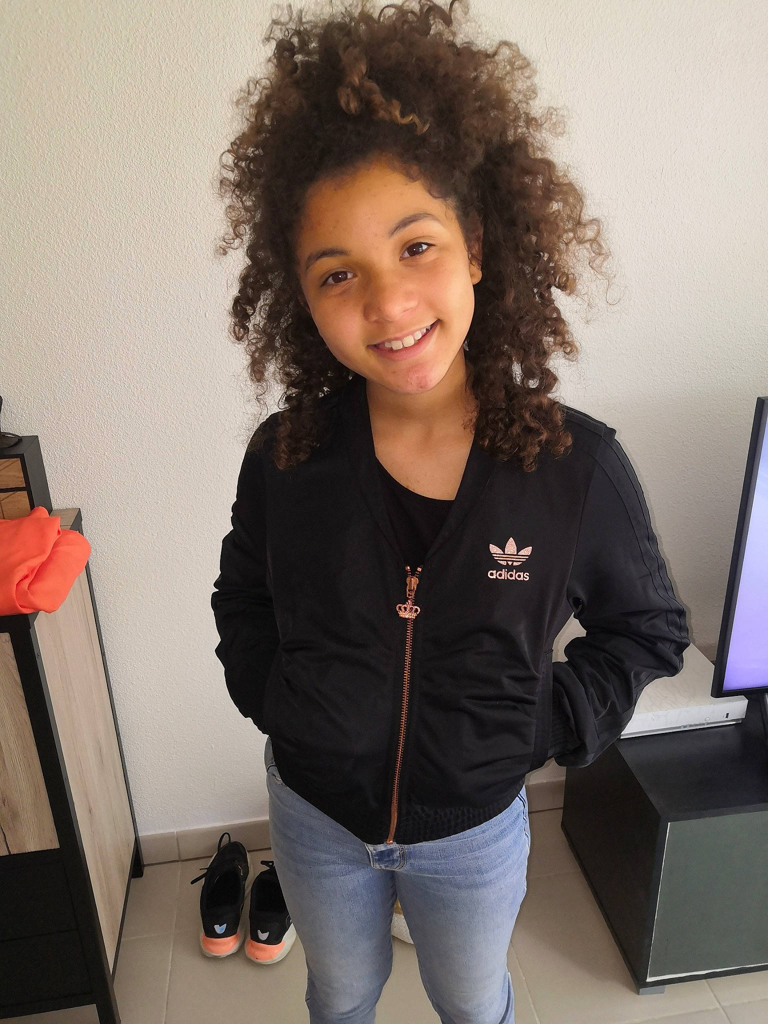 Kelyssa participe au concours pour gagner de l'argent avec cette photo : audio_equipment, denim, electric_blue, eyewear, fashion_design, gadget, hair, human_leg, joint, joy, knee, long_hair, person, shoulder, sitting, sleeve, smile, standing, t_shirt, thigh