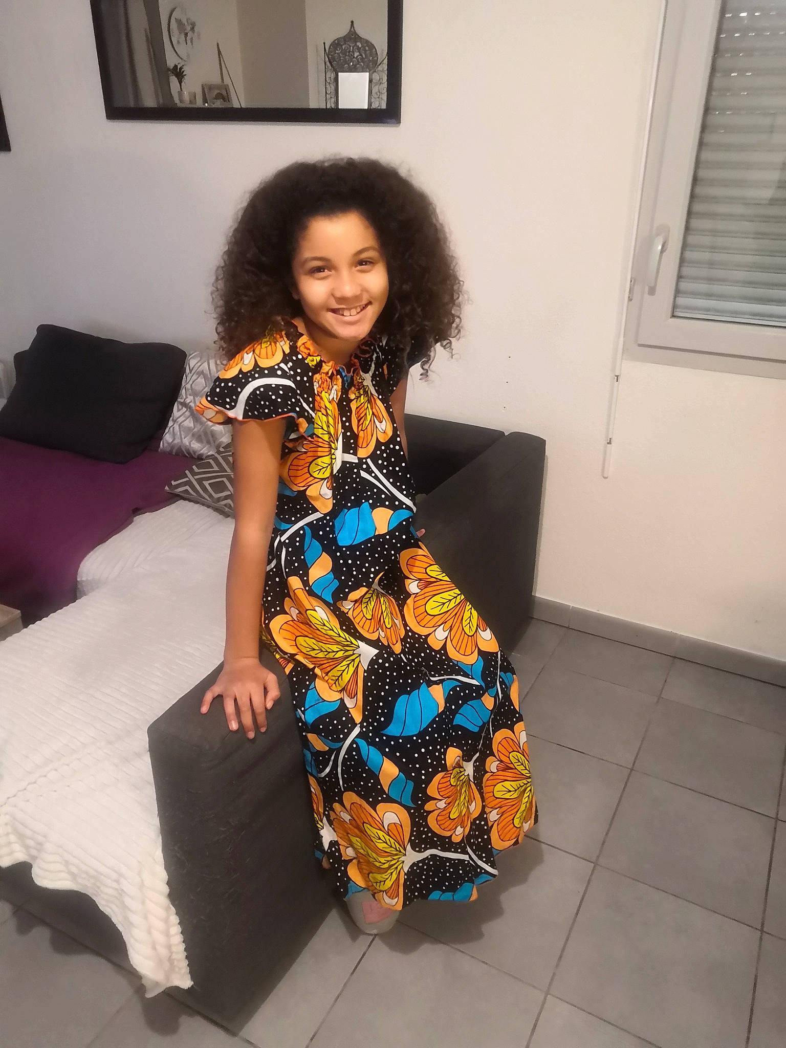 Kelyssa participe au concours pour gagner de l'argent avec cette photo : art, black_hair, electric_blue, event, fashion_accessory, fashion_design, flooring, fun, hair, hairstyle, jewellery, joy, neck, pattern, person, picture_frame, shoulder, shoulder_bag, sleeve, smile