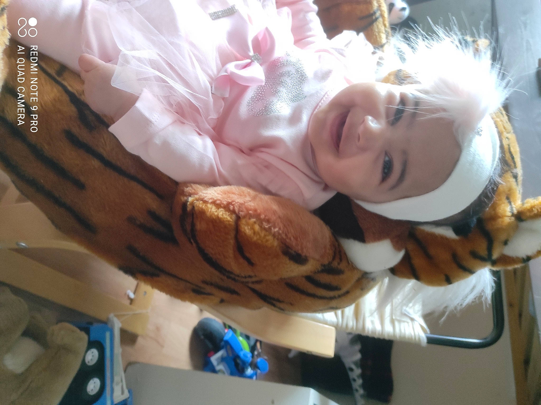 Vifhaus Eva Rhoda participe au concours pour gagner de l'argent avec cette photo : costume, fun, hair, hair_coloring, happy, head, headwear, hime_cut, human_body, long_hair, person, room, smile