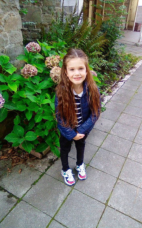 Marie-félicie a rejoint le concours — aidez-le/la à gagner de superbes lots ! annual_plant, asphalt, beauty, flower, grass, groundcover, happy, joy, leisure, magenta, pattern, person, petal, pink, plant, road_surface, rose, shrub, smile, snapshot