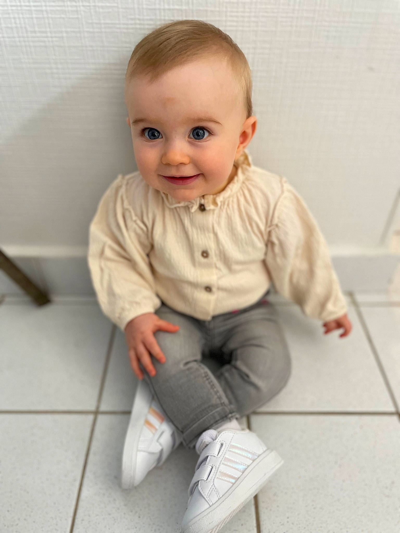 Louanne participe au concours pour gagner de l'argent avec cette photo : baby, baby_toddler_clothing, cheek, child, comfort, dress_shirt, eye, face, floor, flooring, hair, head, human_body, human_leg, joy, knee, leg, nose, person, sleeve