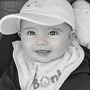Nyno participe au concours pour gagner de l'argent avec cette photo : baby, infant, child, smiling, cap, hat, face, eyes, bib, clothing, cute, portrait, black_and_white, happy, closeup, person, young_child, apparel, baby_bib, adorable