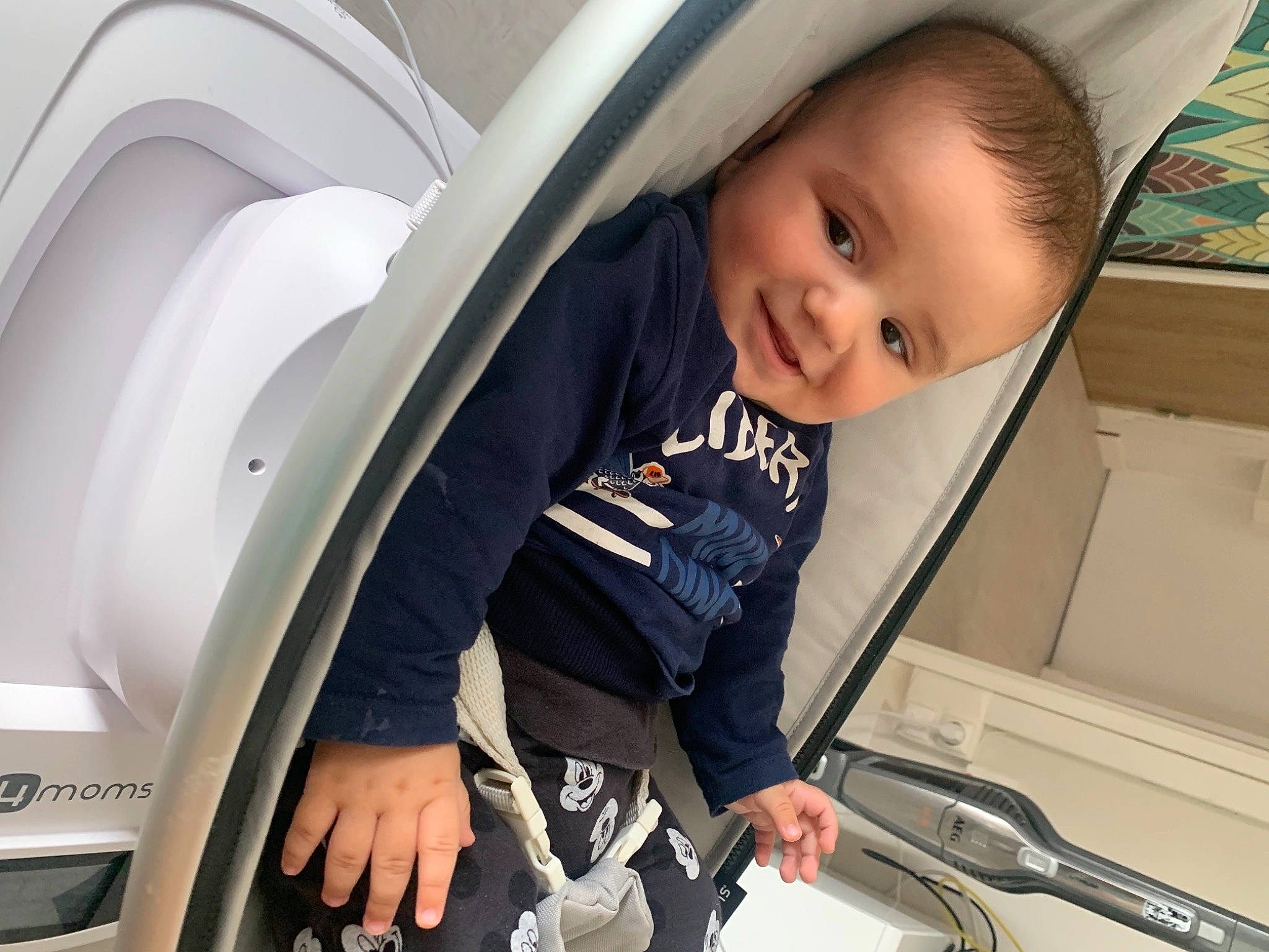 Rèis participe au concours pour gagner de l'argent avec cette photo : auto_part, automotive_design, automotive_exterior, automotive_lighting, automotive_tire, automotive_wheel_system, baby, baby_toddler_clothing, car_seat, comfort, family_car, hairstyle, happy, hood, joy, motor_vehicle, person, personal_luxury_car, smile, steering_wheel