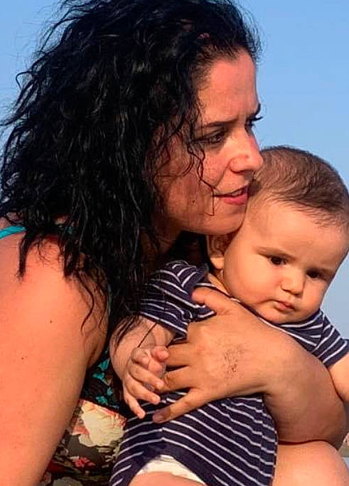 Rèis participe au concours pour gagner de l'argent avec cette photo : abdomen, baby, black_hair, cheek, child, event, fun, gesture, hair, happy, hug, leisure, mouth, nose, people_in_nature, person, ringlet, shoulder, smile, toddler