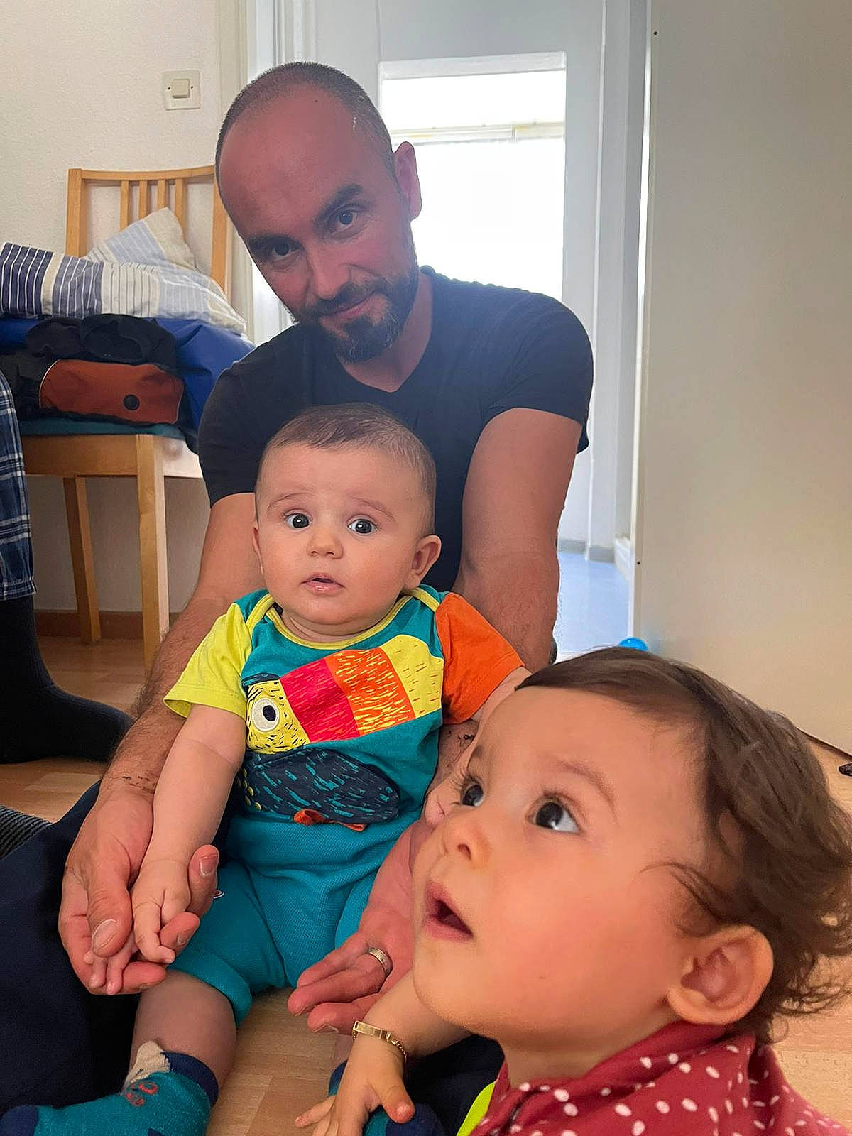 Rèis a rejoint le concours — aidez-le/la à gagner de superbes lots ! baby, baby_toddler_clothing, chair, cheek, child, event, face, finger, fun, happy, head, iris, lap, mouth, nose, organ, person, sitting, skin, surprise