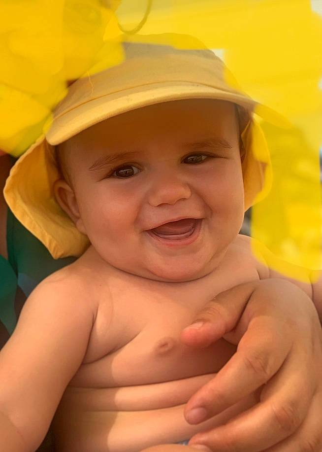 Rèis participe au concours pour gagner de l'argent avec cette photo : cap, cheek, chin, eye, eyebrow, facial_expression, forehead, gesture, hand, happy, headwear, human, iris, joy, lip, mouth, muscle, nose, organ, person