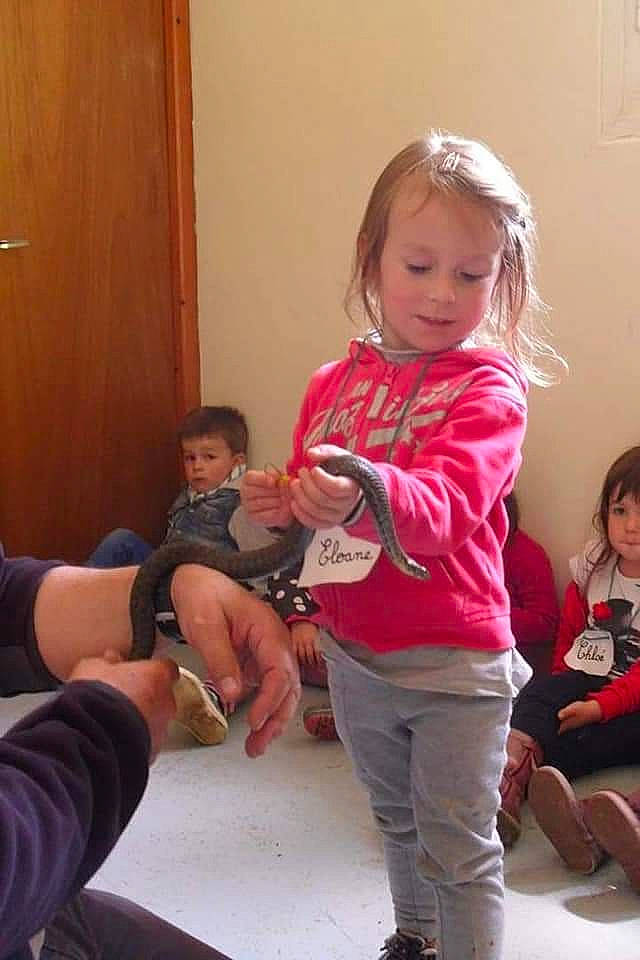 Eloane participe au concours pour gagner de l'argent avec cette photo : arm, baby, baby_toddler_clothing, comfort, event, face, fun, gesture, hand, happy, head, interaction, joint, leg, person, shoe, shoulder, skin, thigh, toddler