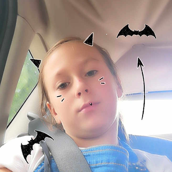 Eloane participe au concours pour gagner de l'argent avec cette photo : auto_part, automotive_design, baby_products, car_seat, child, electric_blue, eye, eyebrow, family_car, fashion_accessory, fun, gesture, happy, head, head_restraint, leisure, mammal, neck, personal_protective_equipment, toddler