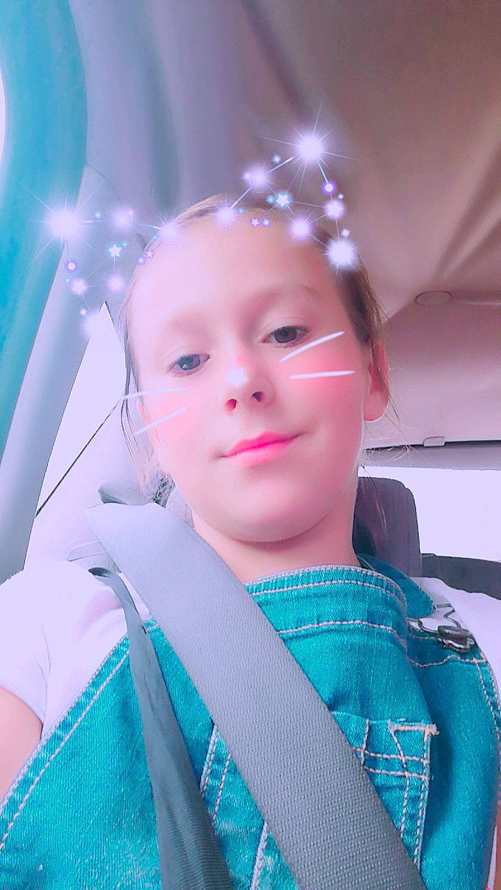 Eloane a rejoint le concours — aidez-le/la à gagner de superbes lots ! child, chin, cool, electric_blue, entertainment, event, eyebrow, eyelash, facial_expression, fashion_accessory, fashion_design, flash_photography, fun, happy, headpiece, jewellery, lip, magenta, person, pink