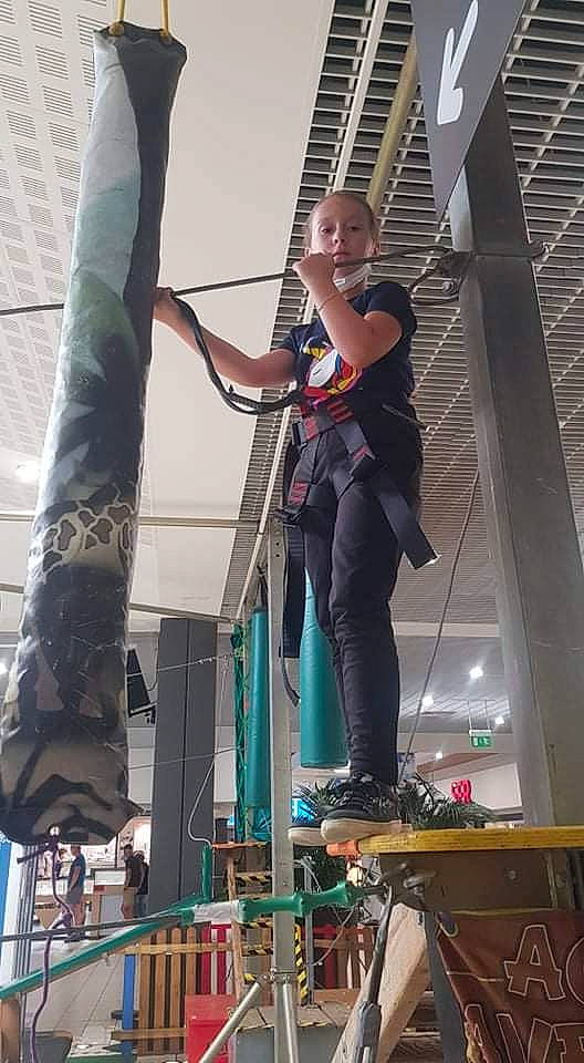 Eloane a rejoint le concours — aidez-le/la à gagner de superbes lots ! adventure, belt, costume, entertainment, event, fashion_design, fictional_character, fun, machine, metal, monument, musician, performance, performance_art, performing_arts, person, public_event, recreation, standing, thigh