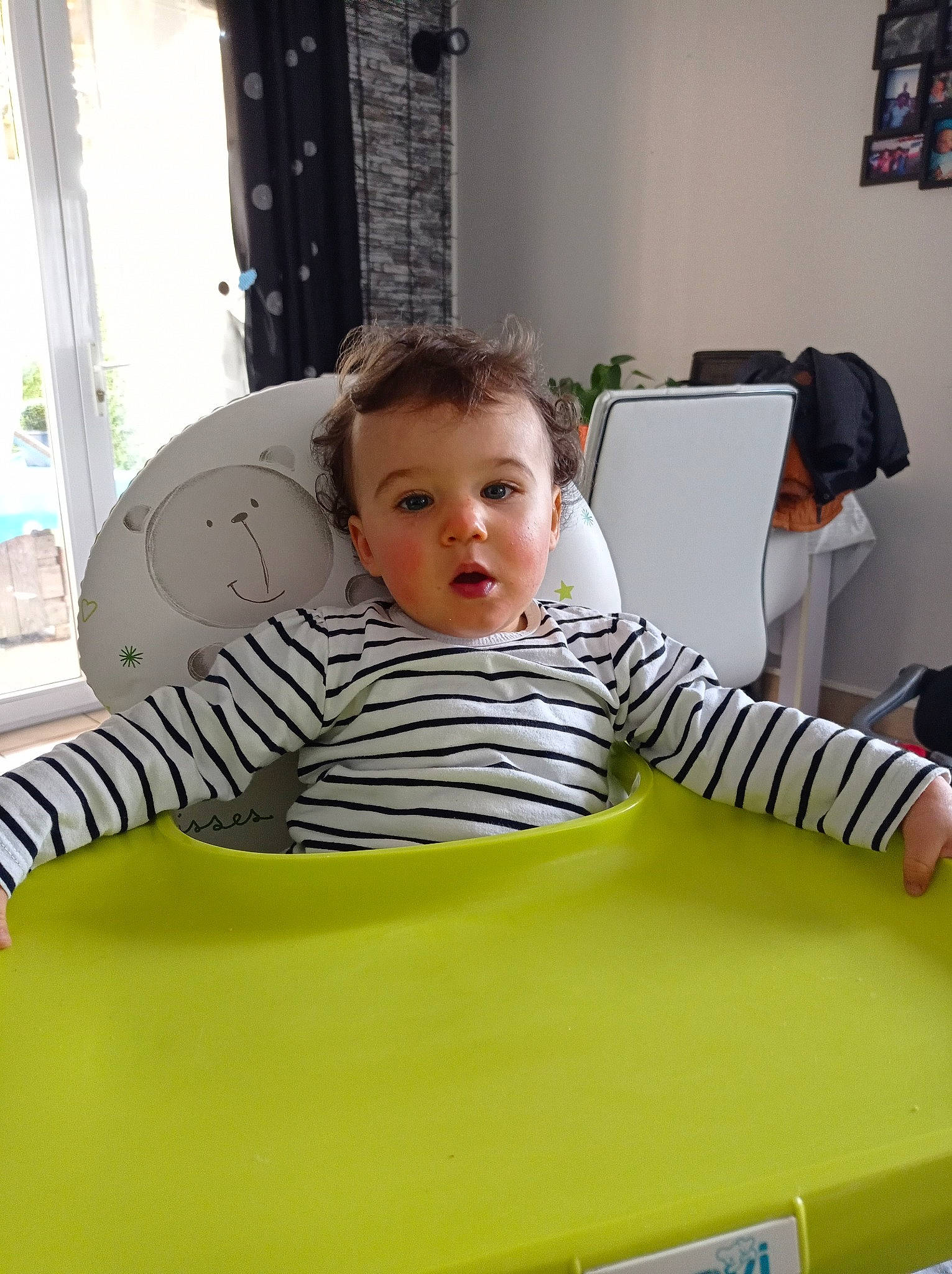 Keyson a rejoint le concours — aidez-le/la à gagner de superbes lots ! baby, baby_toddler_clothing, child, comfort, ear, eye, nose, person, sitting, sleeve, surprise, toddler