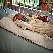 Martin a rejoint le concours — aidez-le/la à gagner de superbes lots ! baby, crib, pacifier, hospital, medical_tube, toy, window, bed, blanket, infant, sleepwear, child, indoors, healthcare, soft_toys, pillow, cute, resting, young_child, calm