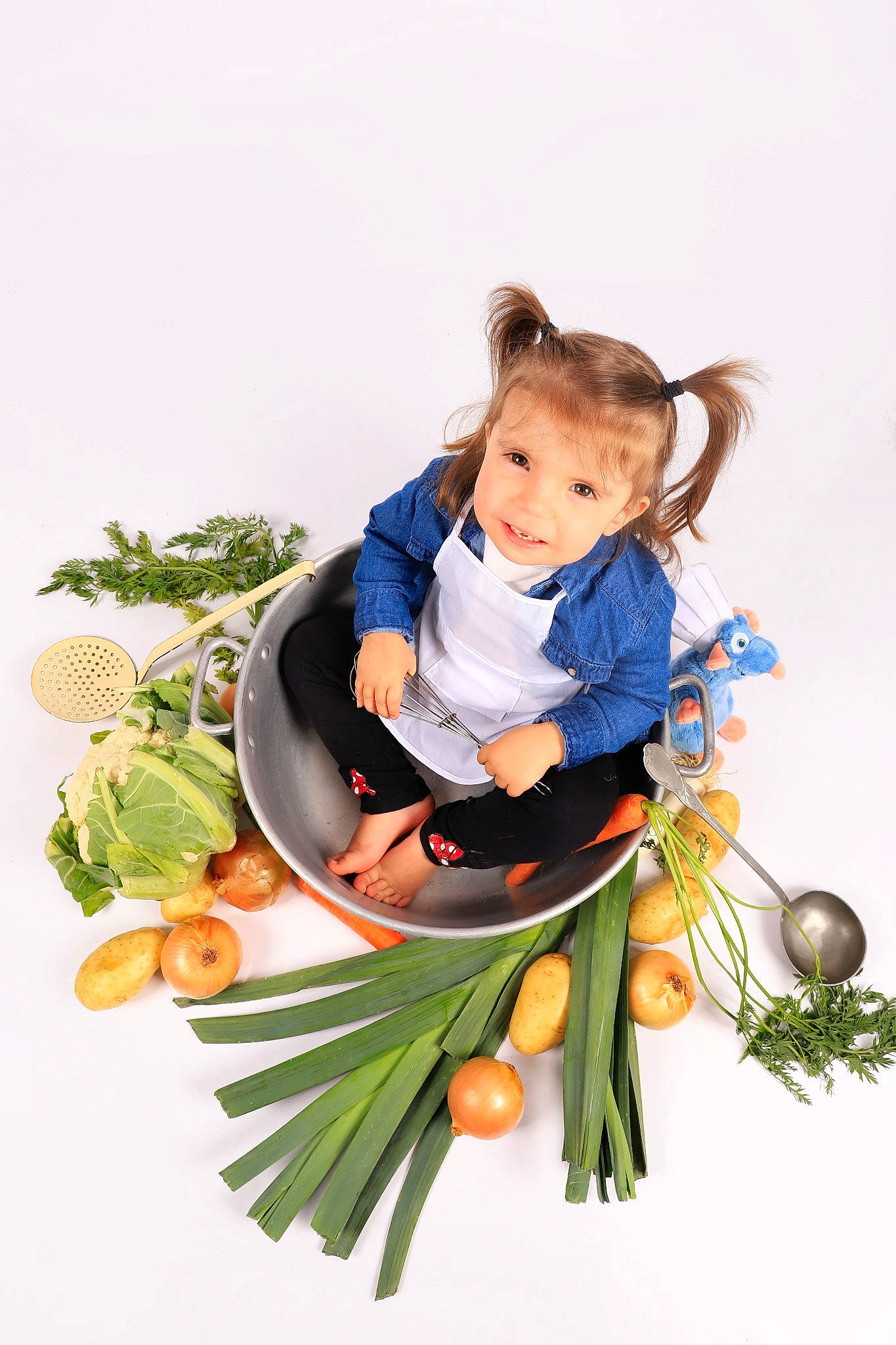 Wendy participe au concours pour gagner de l'argent avec cette photo : baby, baby_toddler_clothing, dress, food_group, grass, happy, illustration, joy, leaf_vegetable, natural_foods, people_in_nature, person, plant, produce, pumpkin, sitting, suit, superfood, toddler, vegetable
