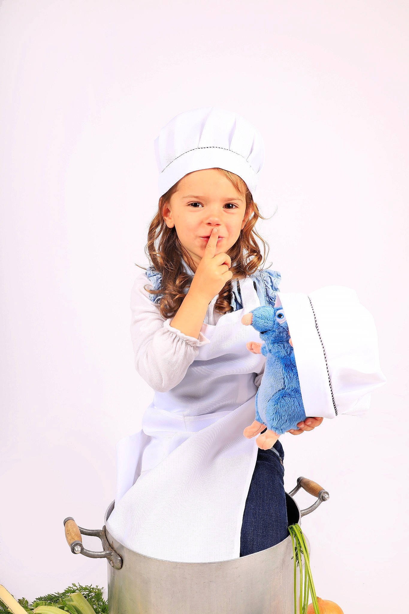 Lyloo a rejoint le concours — aidez-le/la à gagner de superbes lots ! belt, cap, clothing, electric_blue, fashion_design, fashion_model, flash_photography, formal_wear, gesture, glove, hairstyle, happy, headwear, long_hair, neck, person, skin, sleeve, smile, street_fashion