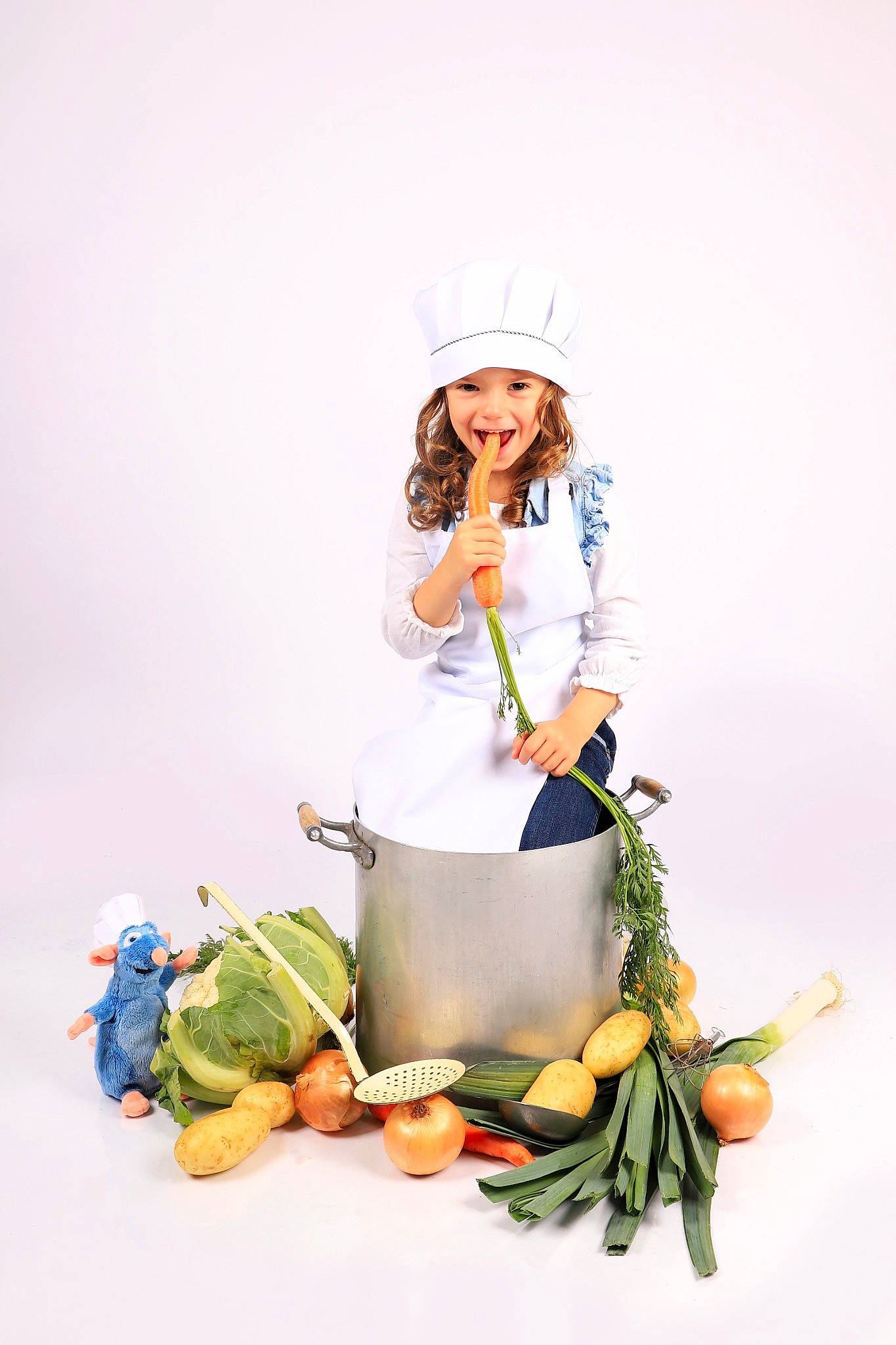 Lyloo a rejoint le concours — aidez-le/la à gagner de superbes lots ! banana, banana_family, boot, cooking_plantain, costume, fashion_design, fictional_character, floral_design, flower_arranging, food, fruit, happy, hat, headwear, human_leg, illustration, knee, natural_foods, person, plant