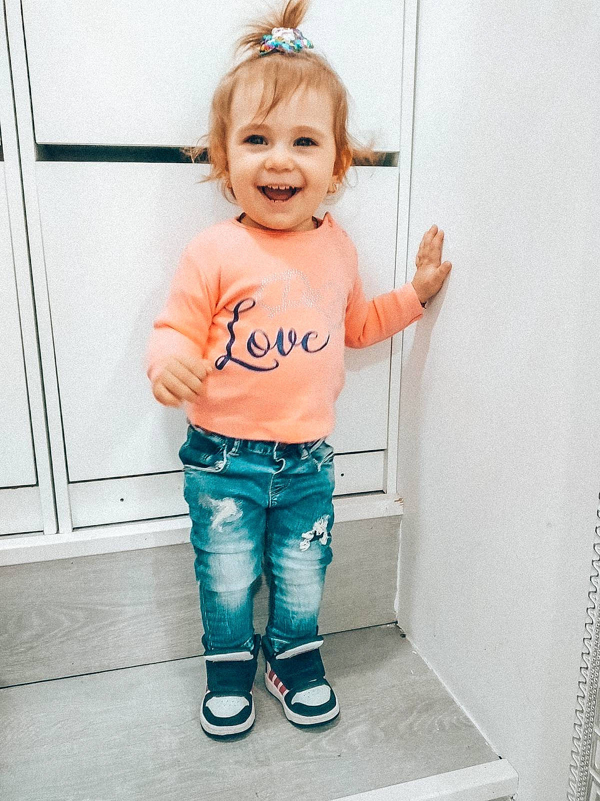 Amelia participe au concours pour gagner de l'argent avec cette photo : baby, baby_toddler_clothing, child, child_model, denim, happy, jeans, joy, outerwear, person, shoulder, skin, sleeve, smile, standing, t_shirt, toddler, top, trousers