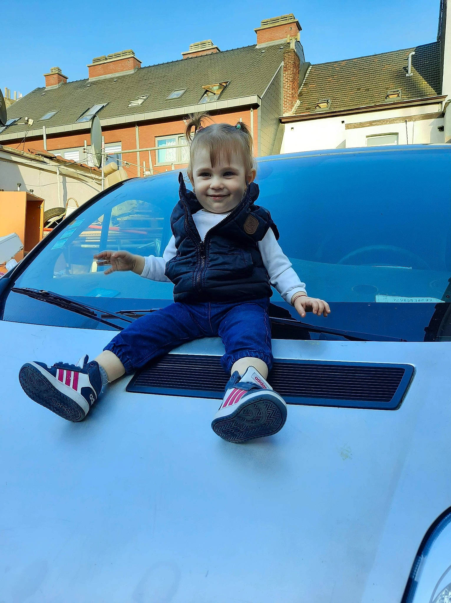 Amelia participe au concours pour gagner de l'argent avec cette photo : auto_part, automotive_design, automotive_exterior, automotive_window_part, car, child, city_car, driving, family_car, glass, hood, joy, luxury_vehicle, person, subcompact_car, vacation, vehicle, vehicle_door, window, windshield