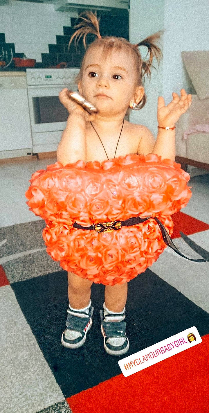 Amelia participe au concours pour gagner de l'argent avec cette photo : child, child_model, costume, muscle, orange, peach, person, toddler