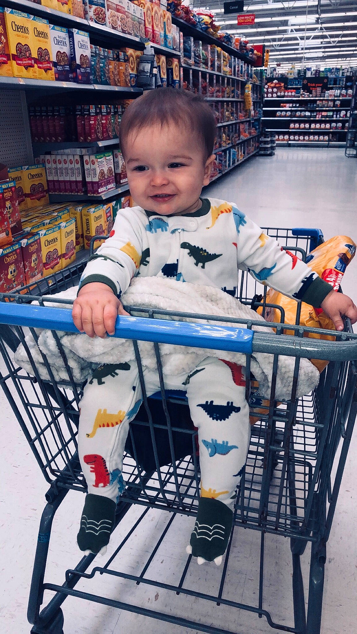 Kyzer is registered to the contest to win money with this photo: baby, cart, child, joy, person, product, shoe, shopping, shopping_cart, supermarket, toddler, vehicle