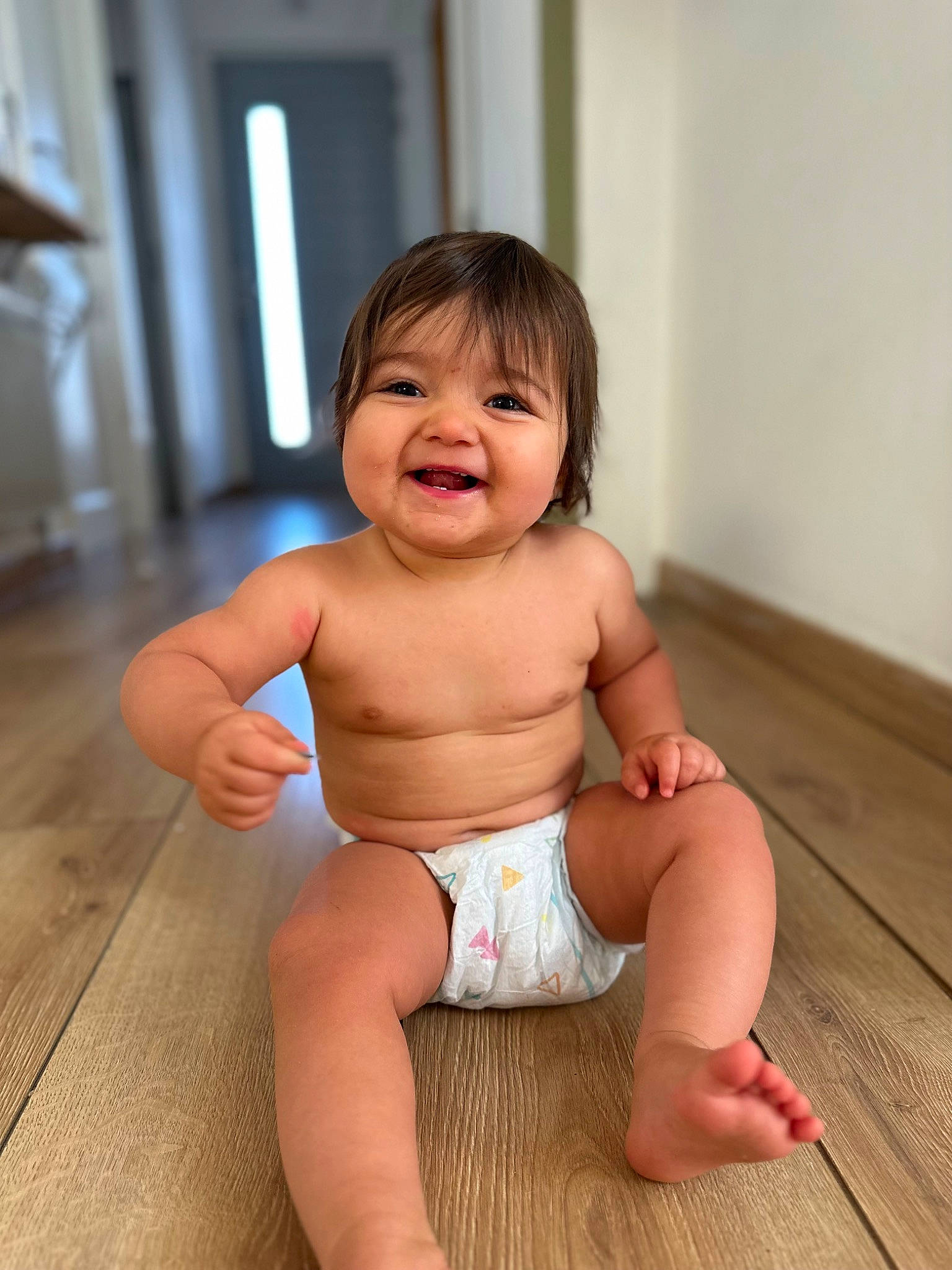 Chiara a rejoint le concours — aidez-le/la à gagner de superbes lots ! baby, baby_toddler_clothing, cheek, eye, finger, flooring, happy, iris, joint, joy, knee, leg, lip, nose, person, skin, smile, stomach, thigh, toddler
