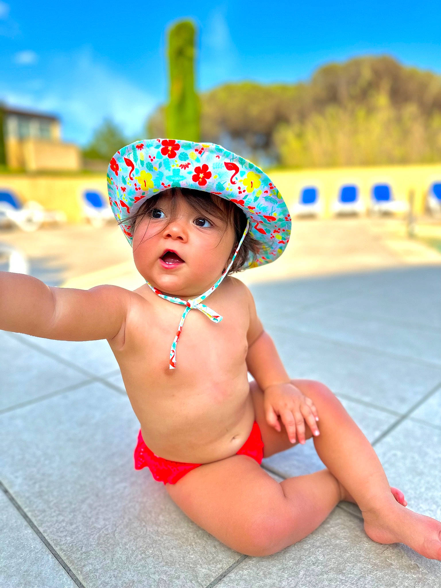 Chiara a rejoint le concours — aidez-le/la à gagner de superbes lots ! abdomen, barechested, cap, event, fun, happy, hat, headgear, headwear, human_leg, leisure, people_on_beach, person, recreation, sky, summer, sun_hat, surprise, thigh, toddler