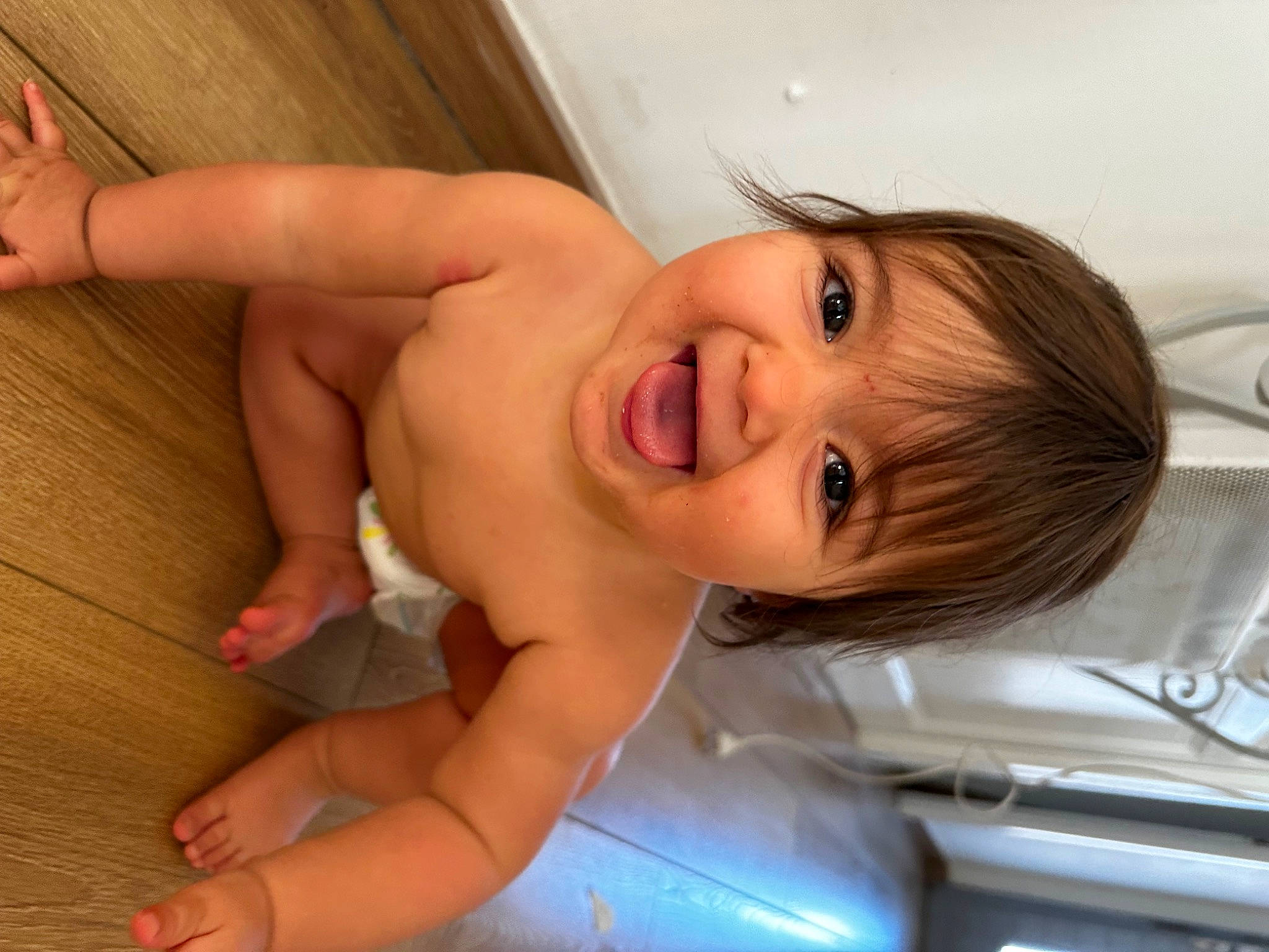 Chiara participe au concours pour gagner de l'argent avec cette photo : arm, bathing, cheek, chest, eyebrow, eyelash, finger, happy, human_body, iris, jaw, lip, mouth, muscle, neck, nose, person, skin, smile, stomach