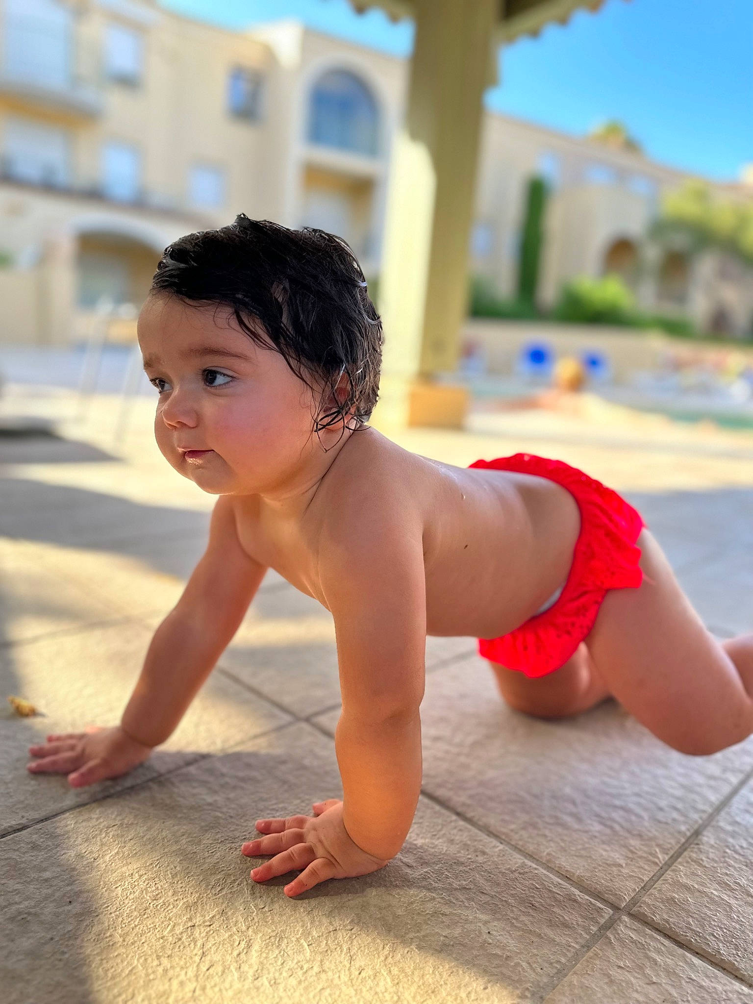Chiara a rejoint le concours — aidez-le/la à gagner de superbes lots ! abdomen, barechested, barefoot, chest, flooring, foot, fun, happy, human_leg, leisure, people_on_beach, person, play, recreation, sand, sitting, thigh, toddler, toe, trunk