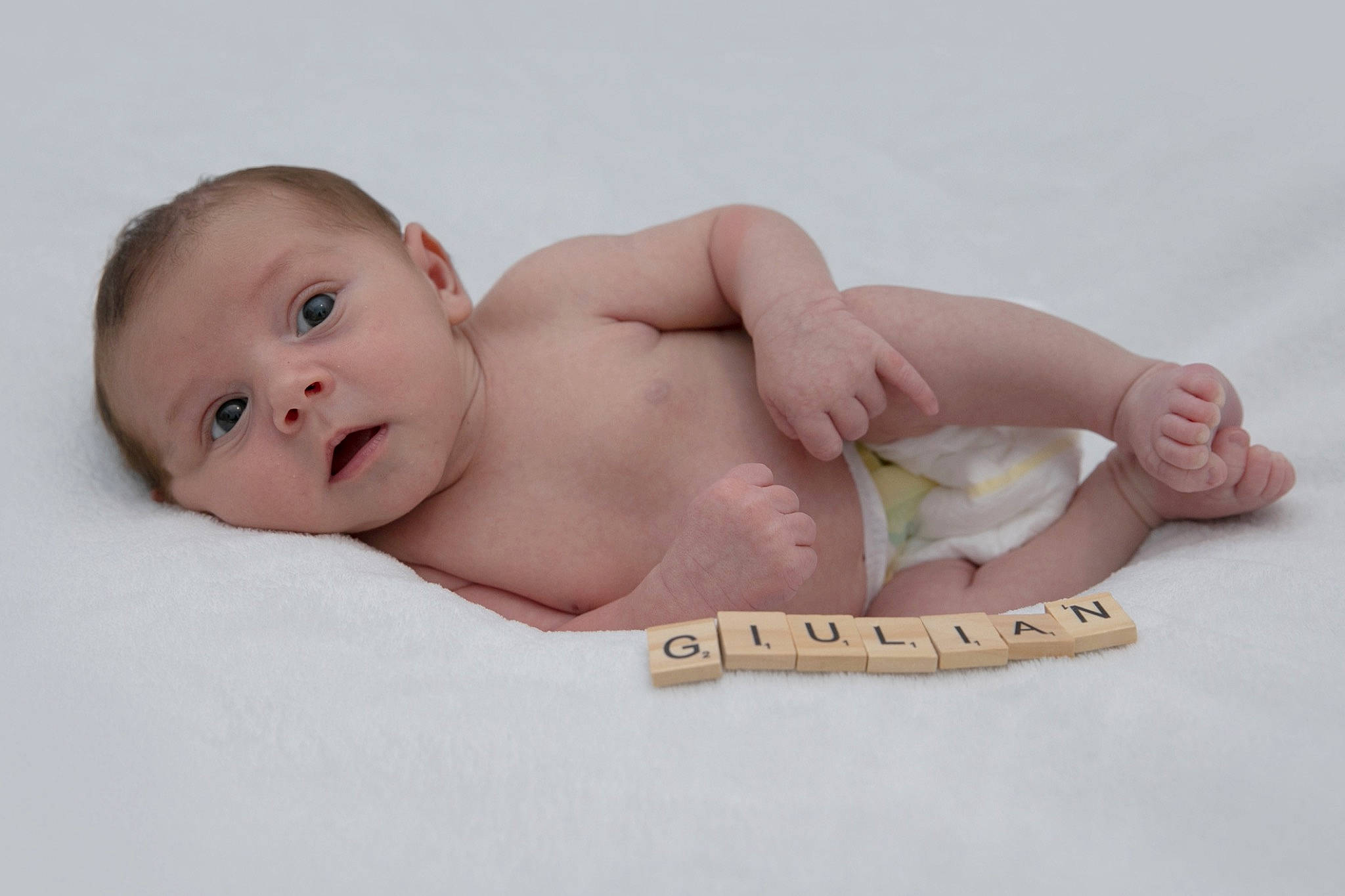 Giulian a rejoint le concours — aidez-le/la à gagner de superbes lots ! abdomen, baby, baby_toddler_clothing, cheek, chest, child, comfort, eye, finger, foot, happy, head, human_body, human_leg, linens, person, room, sitting, skin, stomach