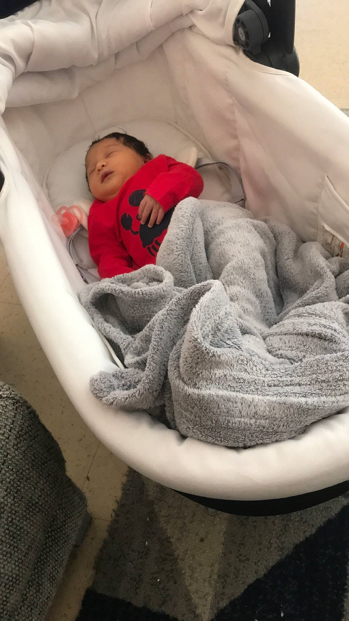 Isra participe au concours pour gagner de l'argent avec cette photo : baby, baby_products, baby_safety, baby_sleeping, baby_toddler_clothing, bag, bedding, bedtime, carmine, child, comfort, fur, infant_bed, linens, nap, pattern, person, room, sitting, toddler