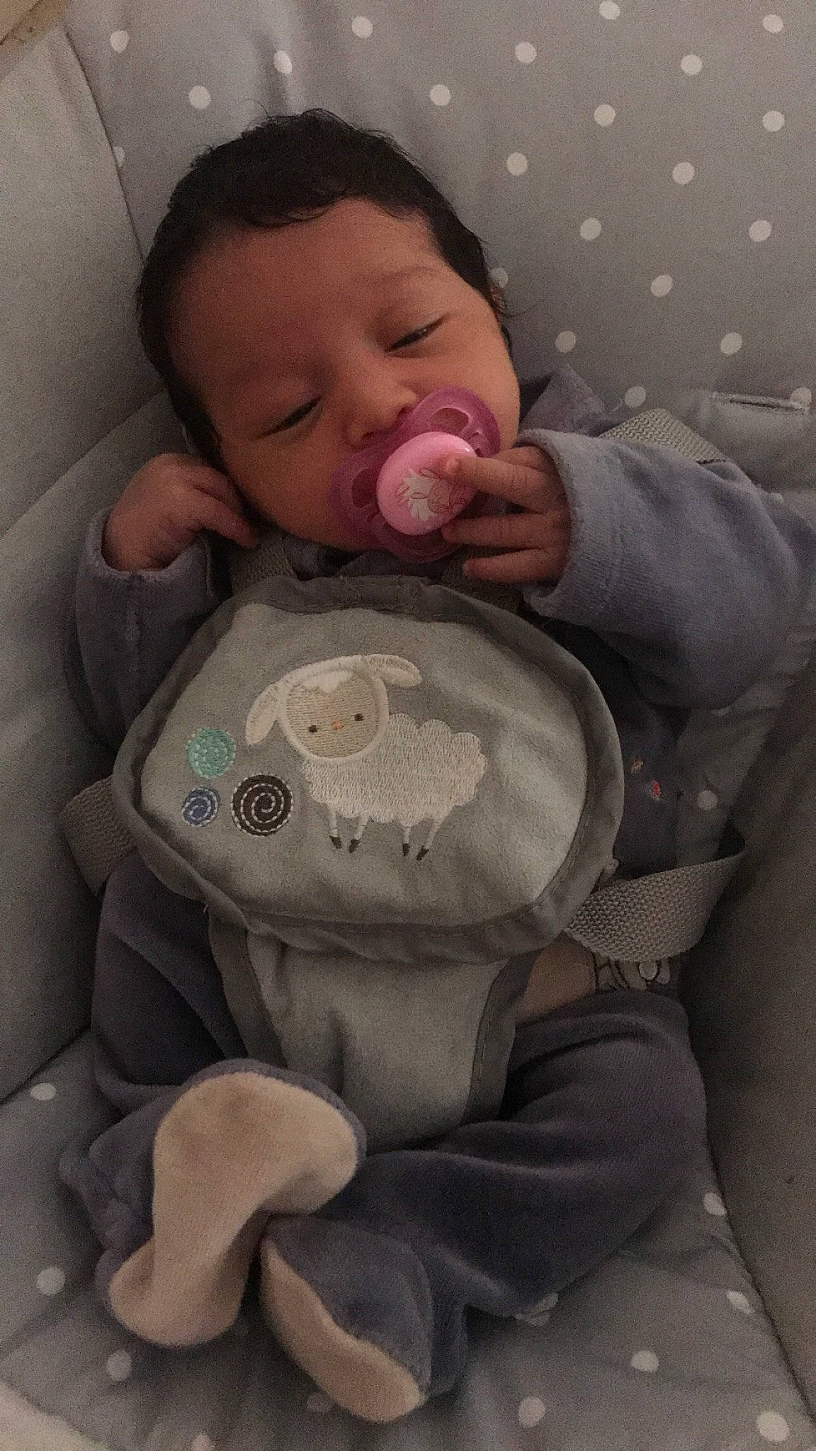 Isra participe au concours pour gagner de l'argent avec cette photo : arm, baby, baby_toddler_clothing, cheek, comfort, ear, eye, eyebrow, face, finger, gesture, hand, head, iris, lip, mouth, nose, person, skin, sleeve