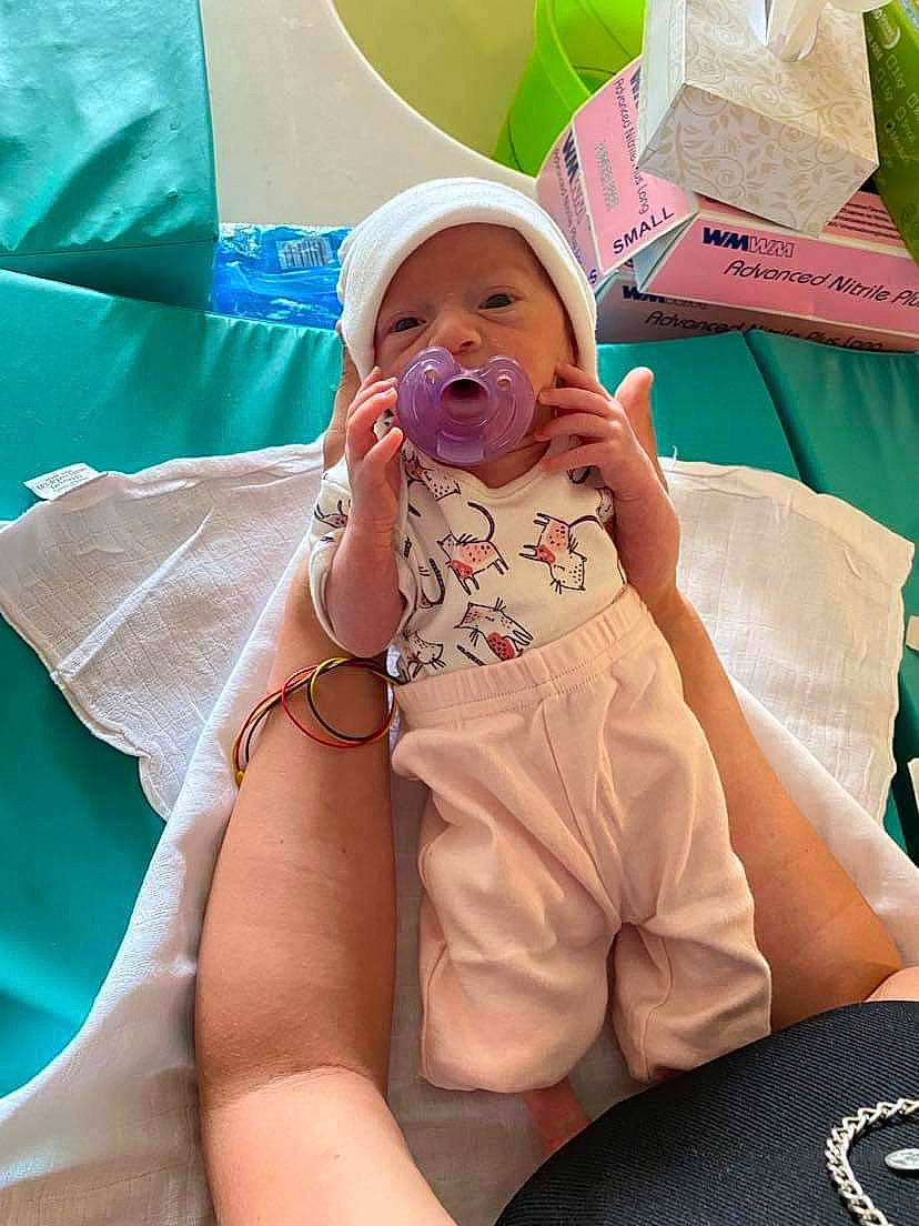 Hailey a rejoint le concours — aidez-le/la à gagner de superbes lots ! abdomen, arm, baby, baby_products, chest, child, comfort, event, fun, hand, happy, hat, headwear, knee, leisure, mouth, person, sitting, skin, thigh