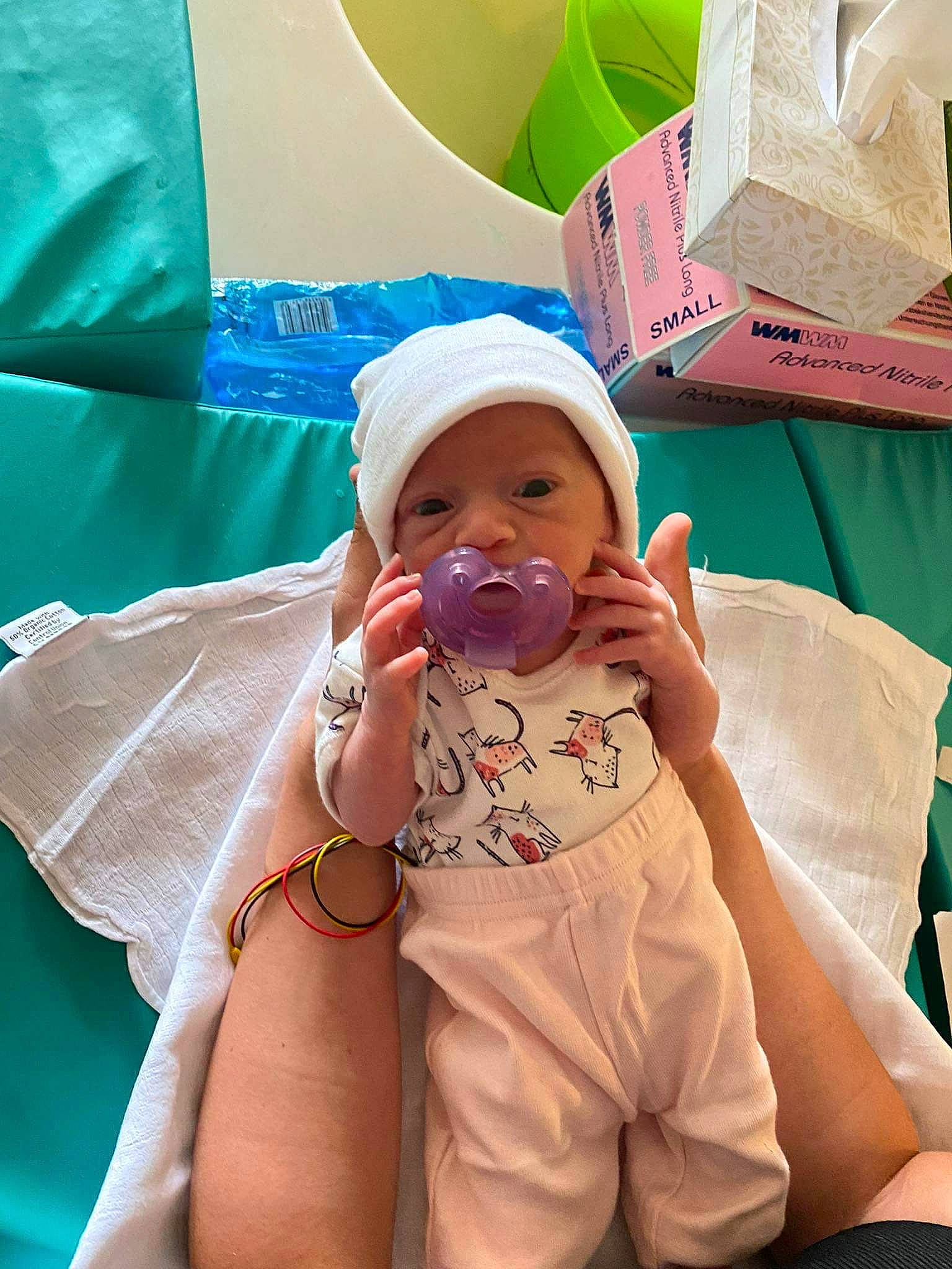 Hailey a rejoint le concours — aidez-le/la à gagner de superbes lots ! abdomen, baby, cap, chest, child, comfort, event, finger, fun, green, hat, headwear, health_care, human_body, joint, leisure, mouth, person, product, skin