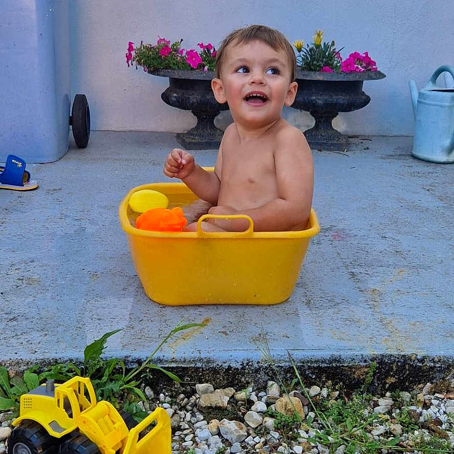 Hélios a rejoint le concours — aidez-le/la à gagner de superbes lots ! baby, face, flower, grass, head, herbal, jar, pebble, person, petal, photography, plant, planter, portrait, pottedplant, pottery, rock, soil, summer, vase