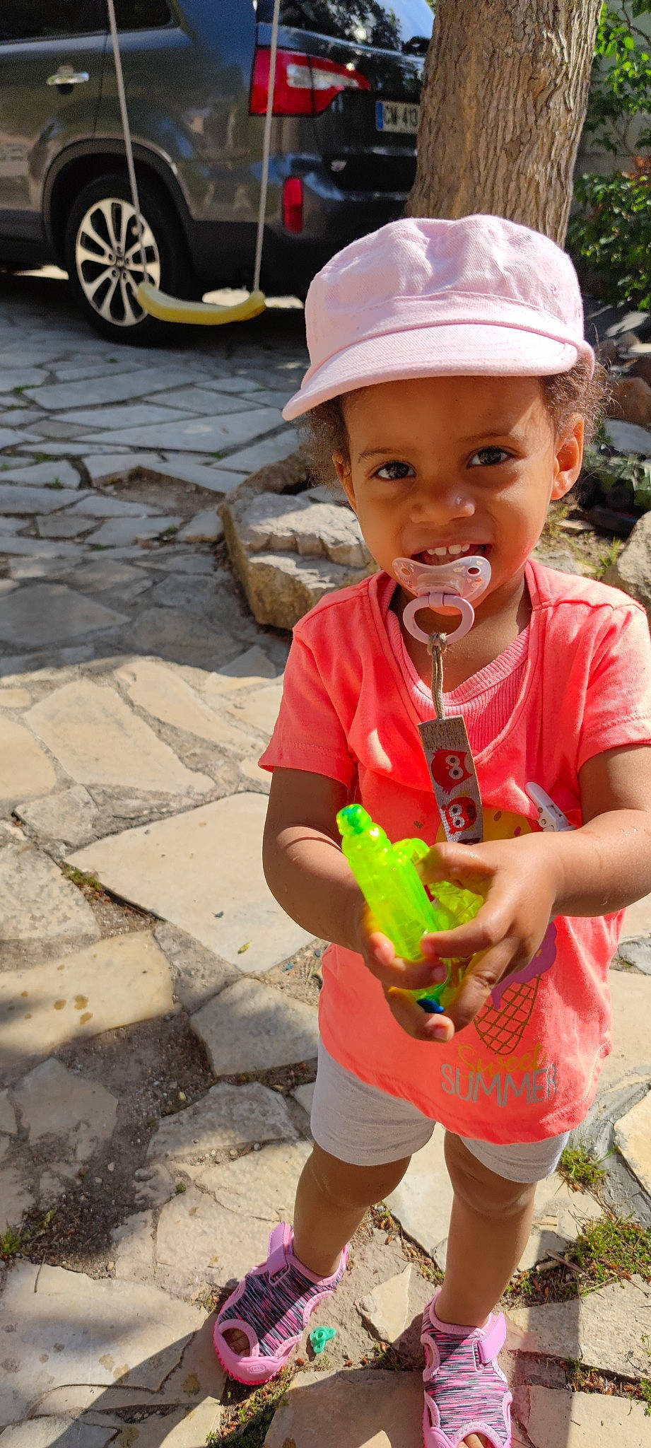 Skyla a rejoint le concours — aidez-le/la à gagner de superbes lots ! asphalt, automotive_lighting, automotive_tire, baby_toddler_clothing, baseball_cap, cap, child, fun, grass, happy, hat, headwear, leisure, person, photograph, road_surface, shorts, snapshot, t_shirt, toddler