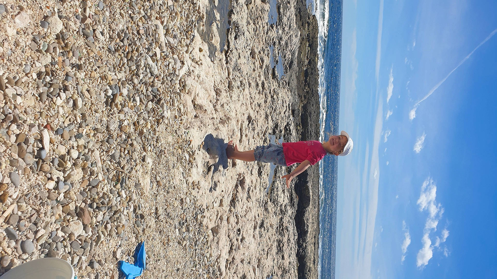 Océane participe au concours pour gagner de l'argent avec cette photo : adventure, azure, beach, blue, cloud, electric_blue, extreme_sport, fun, geological_phenomenon, headwear, joy, leisure, person, plant, recreation, rock, sand, shadow, sky, slope