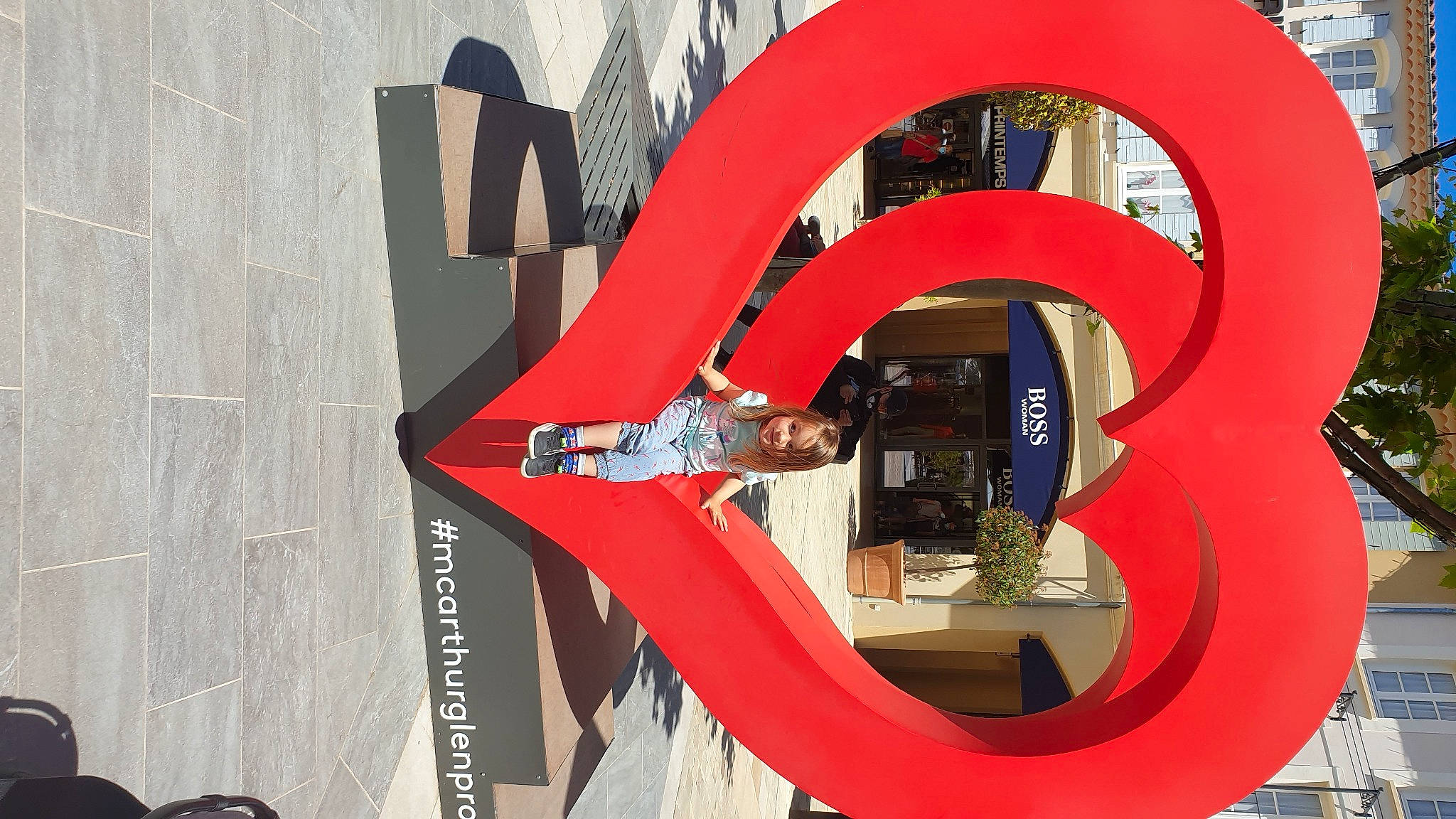 Océane a rejoint le concours — aidez-le/la à gagner de superbes lots ! advertising, architecture, art, building, carmine, circle, design, facade, font, graphics, machine, material_property, person, photograph, red, room, signage, urban_design, wall, wood