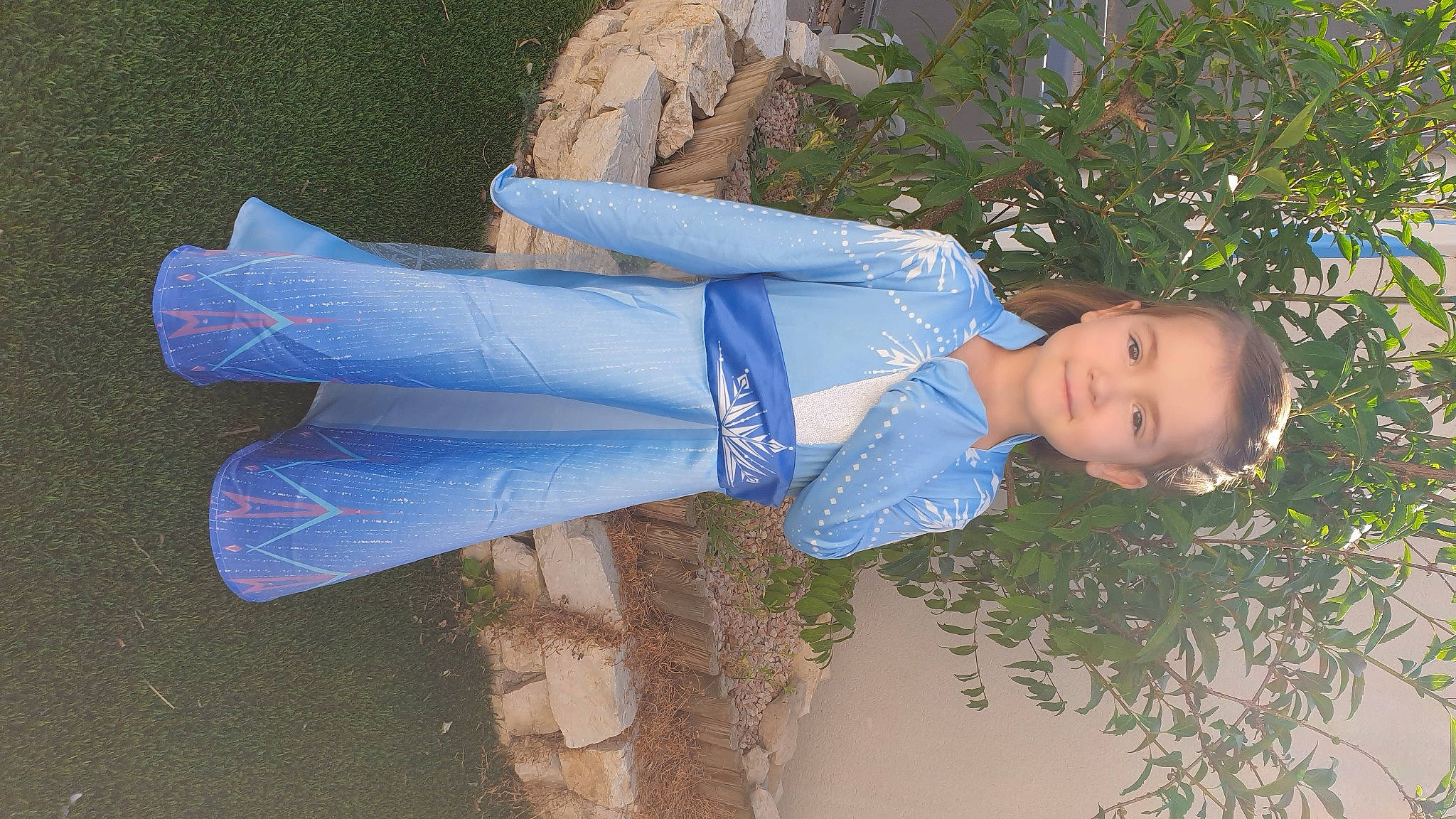 Océane participe au concours pour gagner de l'argent avec cette photo : denim, elbow, electric_blue, fun, grass, happy, hat, human_leg, joy, leisure, people_in_nature, person, plant, sleeve, street_fashion, t_shirt, thigh, toddler