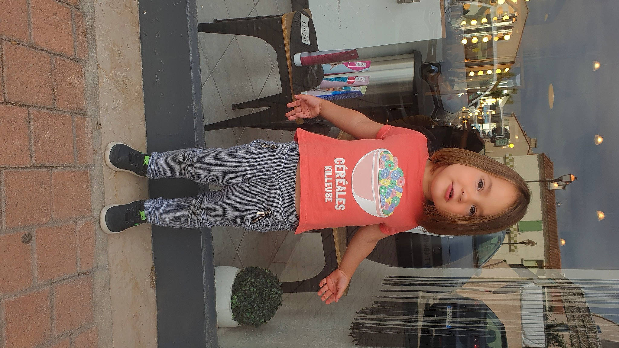 Océane a rejoint le concours — aidez-le/la à gagner de superbes lots ! calf, elbow, fun, hat, human_leg, knee, luggage_and_bags, person, sandal, standing, street_fashion, t_shirt, thigh, tire, travel, waist