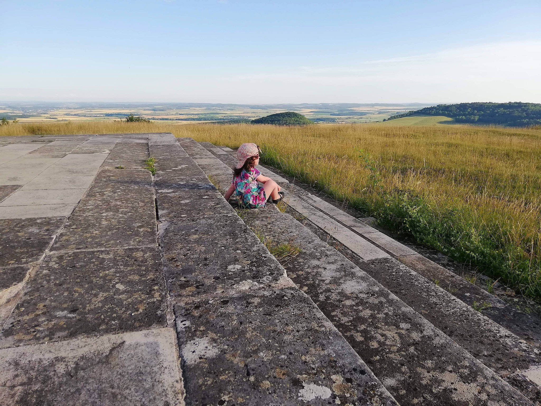 Malia a rejoint le concours — aidez-le/la à gagner de superbes lots ! asphalt, cloud, field, grass, grassland, hill, horizon, landscape, people_in_nature, person, plain, recreation, road, road_surface, rolling, sky, slope, soil, steppe, tar
