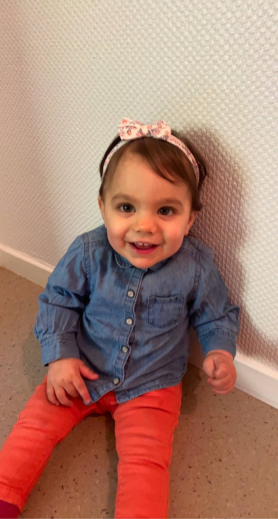 Chloé a rejoint le concours — aidez-le/la à gagner de superbes lots ! arm, baby_toddler_clothing, cheek, child, clothing, dress, electric_blue, flooring, fun, goggles, hair, happy, human_body, iris, joy, neck, person, pink, skin, sleeve