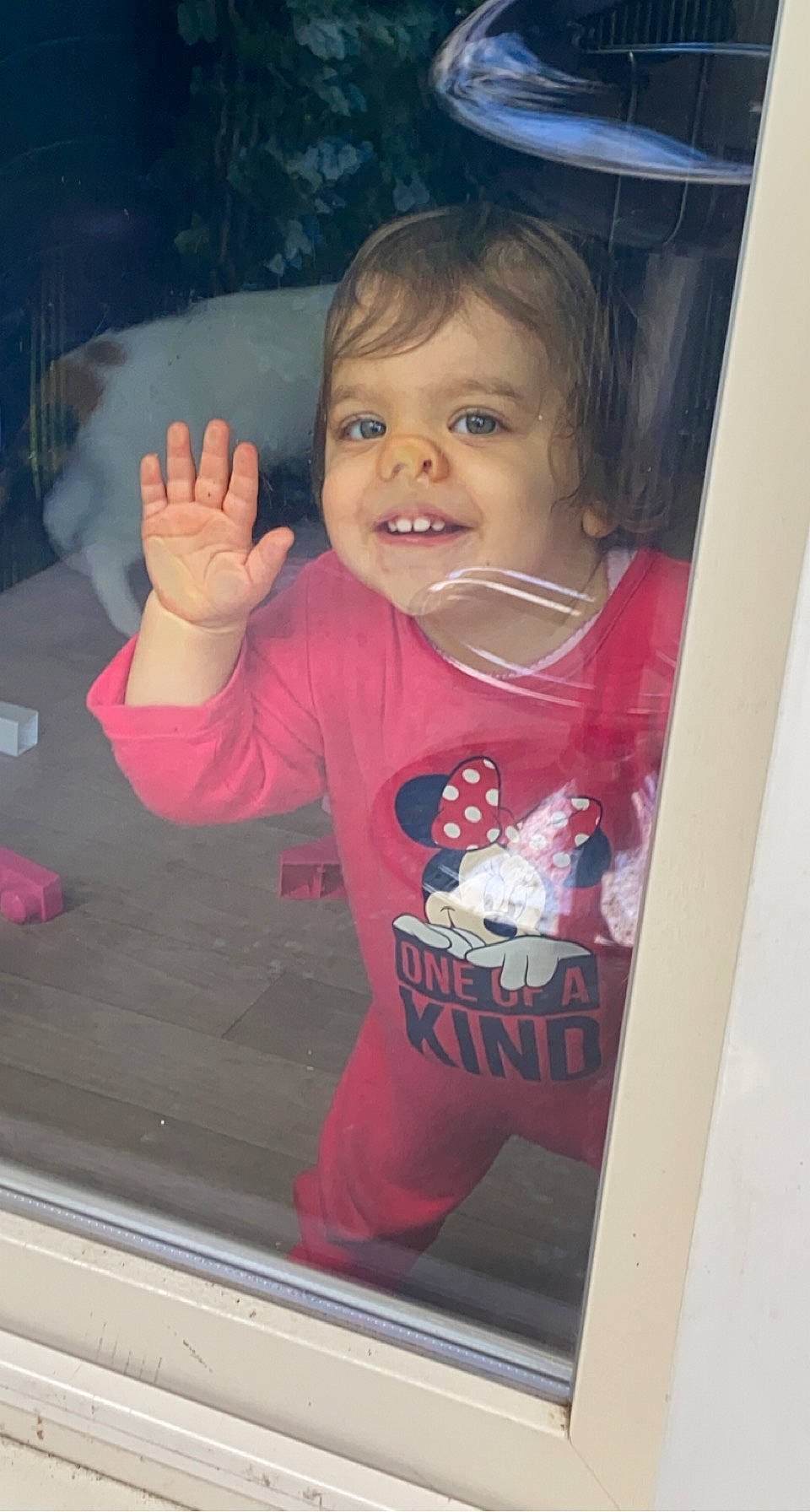 Chloé a rejoint le concours — aidez-le/la à gagner de superbes lots ! arm, baby, baby_toddler_clothing, cheek, cool, finger, gesture, happy, joy, lip, mouth, organ, person, pink, product, skin, sleeve, smile, standing, t_shirt