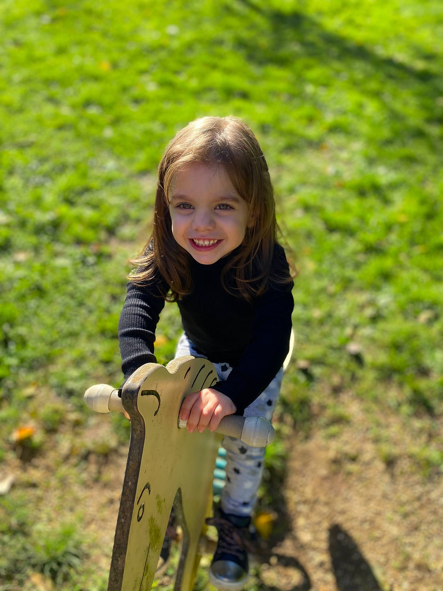 Chloé a rejoint le concours — aidez-le/la à gagner de superbes lots ! blond, child, fun, grass, grass_family, grassland, happy, joy, leaf, leisure, mammal, natural_environment, natural_landscape, people_in_nature, person, plant, recreation, smile, sunlight, toddler