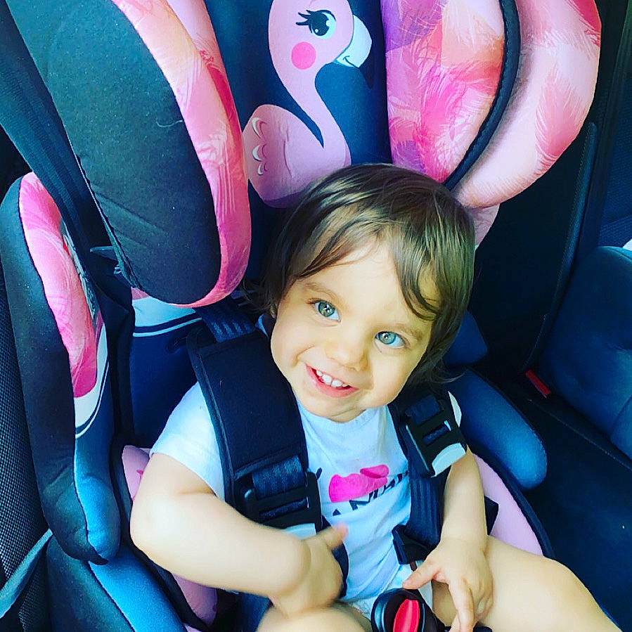 Chloé a rejoint le concours — aidez-le/la à gagner de superbes lots ! arm, balloon, beauty, black, car_seat, comfort, finger, hand, happy, head, joy, lap, leisure, nail, person, pink, product, purple, smile, thigh