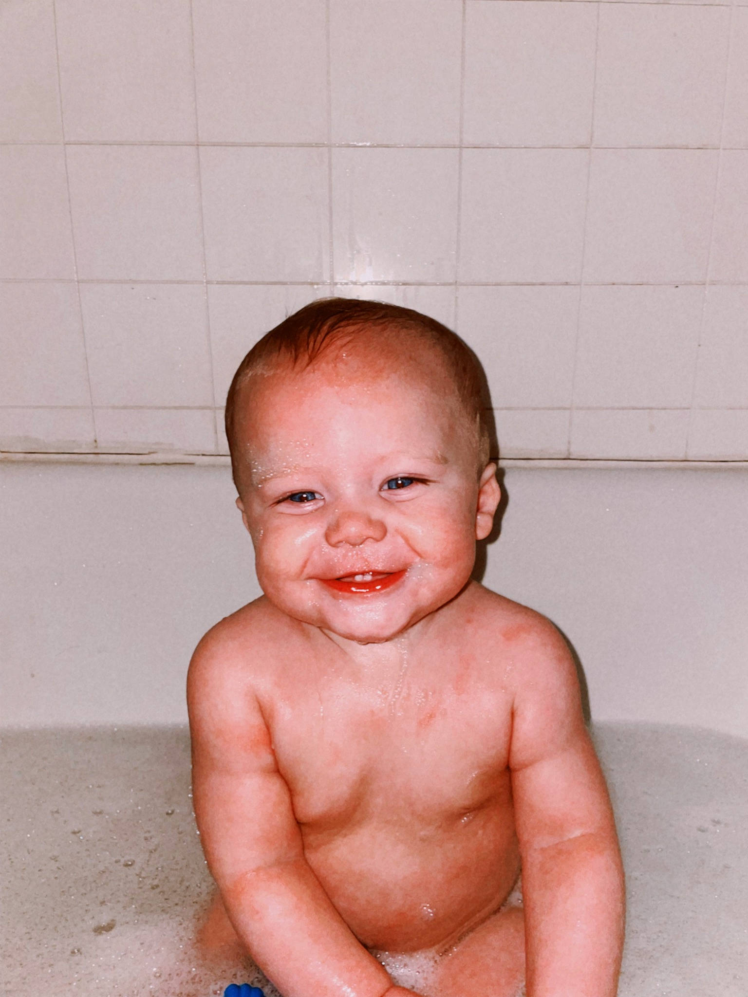 Kaelum is registered to the contest to win money with this photo: baby, baby_bathing, bathing, bathroom, bathtub, cheek, chest, eye, face, fluid, happy, head, human_body, joy, neck, person, skin, smile, throat, thumb