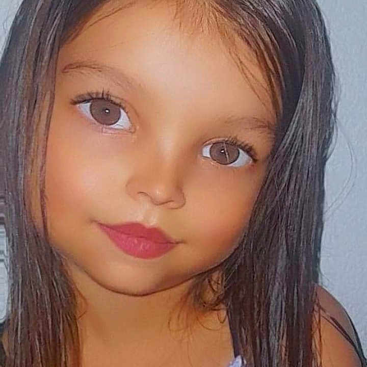 Klesa a rejoint le concours — aidez-le/la à gagner de superbes lots ! bodypart, child, cosmetics, dimples, face, female, girl, hair, happy, head, lipstick, mouth, person, photography, portrait, selfie, shoulder, smile, teeth, toy