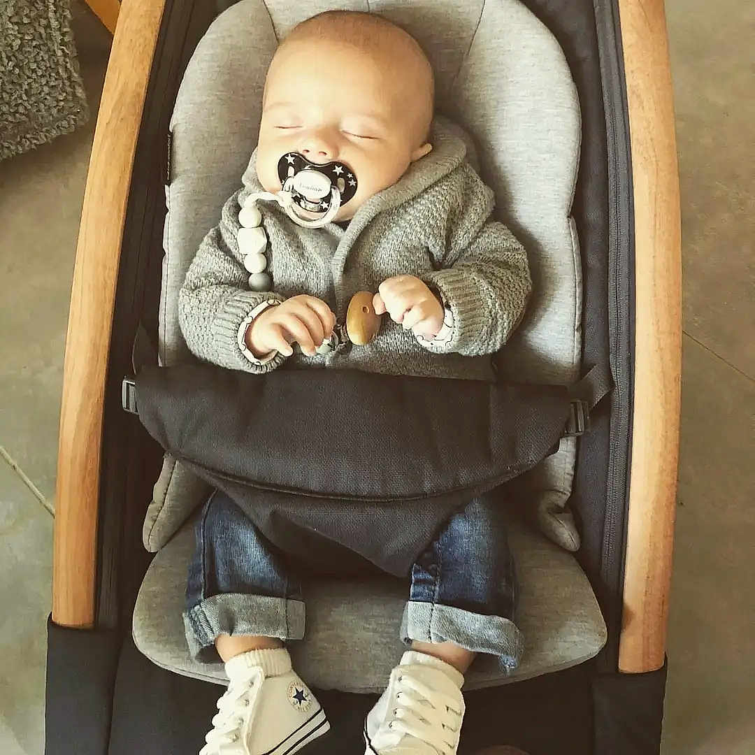 Giulian a rejoint le concours — aidez-le/la à gagner de superbes lots ! baby, baby_carriage, baby_products, baby_safety, baby_sleeping, baby_toddler_clothing, baby_toys, chair, cheek, child, comfort, doll, personal_protective_equipment, room, sitting, textile, toddler, toy, white, wood