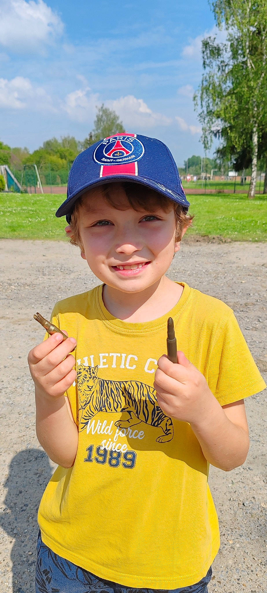 Nathan participe au concours pour gagner de l'argent avec cette photo : baseball_cap, cap, clothing, cloud, cricket_cap, finger, fun, gesture, hand, happy, joy, people, person, sky, sleeve, smile, summer, t_shirt, thumb, travel